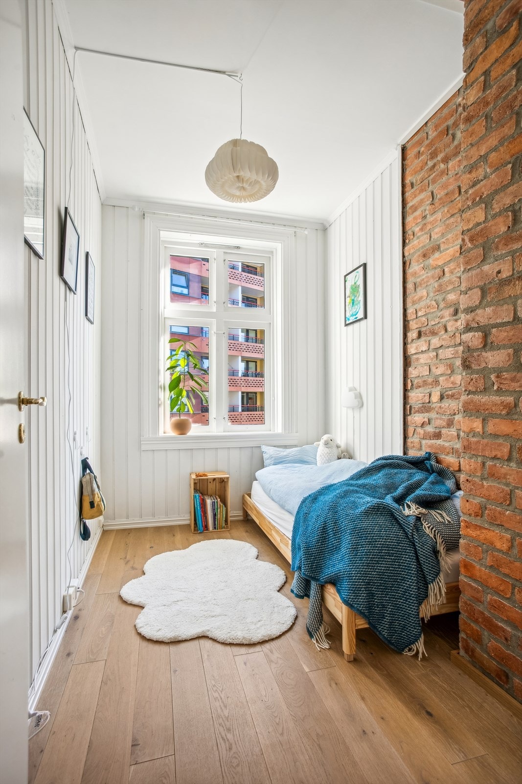 Soverom 1. Perfekt som barnerom/kontor. Lyse fargevalg og en varm/pen parkett går igjen i samtlige av boligens rom Galleribilde