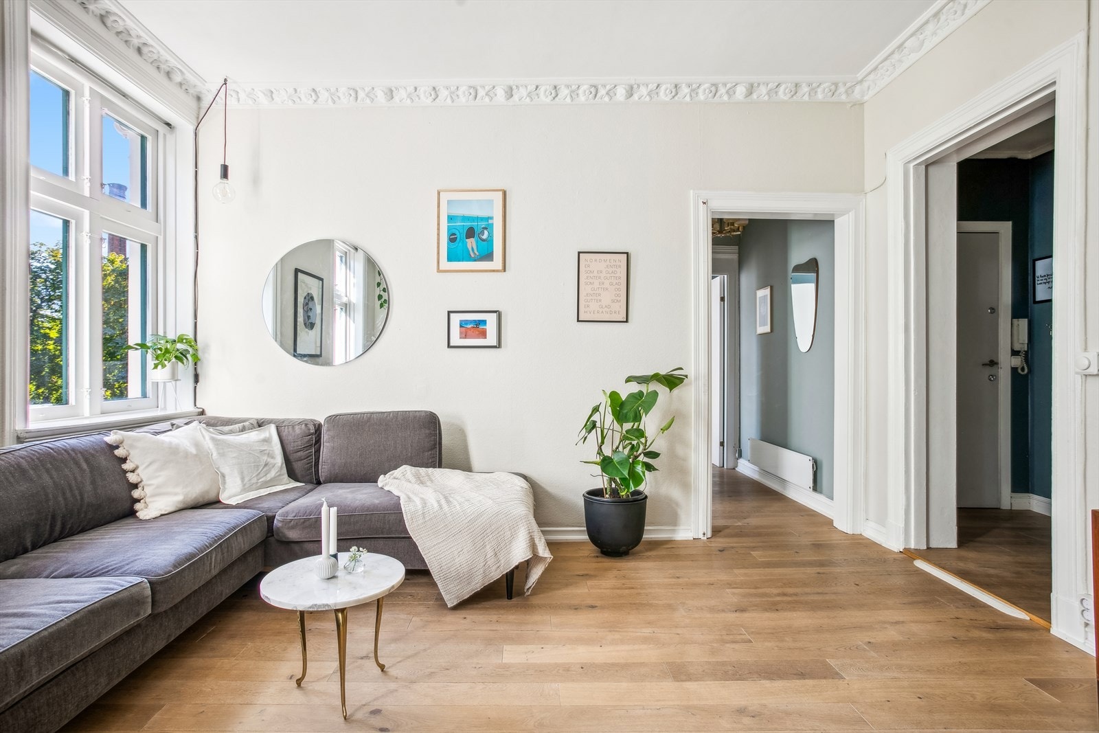 Original stukkatur er svært godt bevart og setter et klassisk preg over rommet Galleribilde