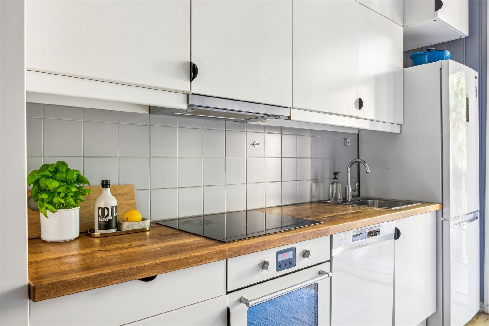 Kjøkkenet byr på gode lagringsmulighet i topp- og bunn-skap, samt store arbeidsflater Galleribilde