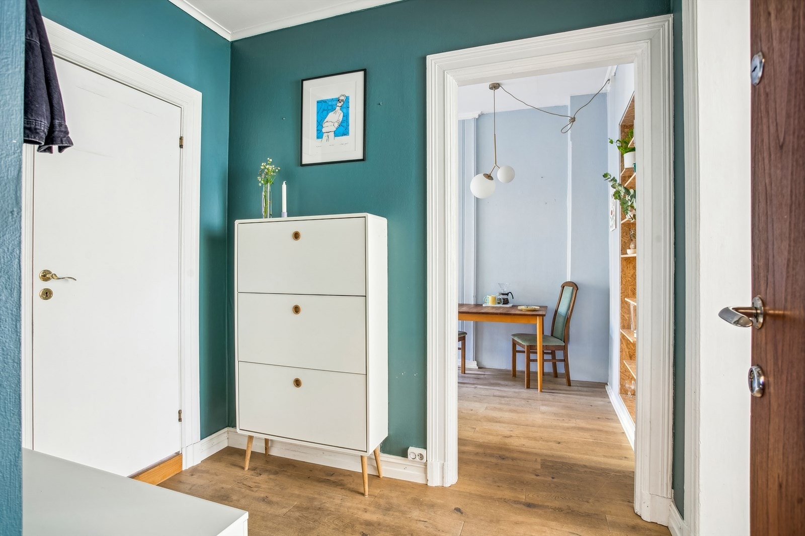 Velkommen inn til en romslig entré med gode lagrinsmuligheter Galleribilde