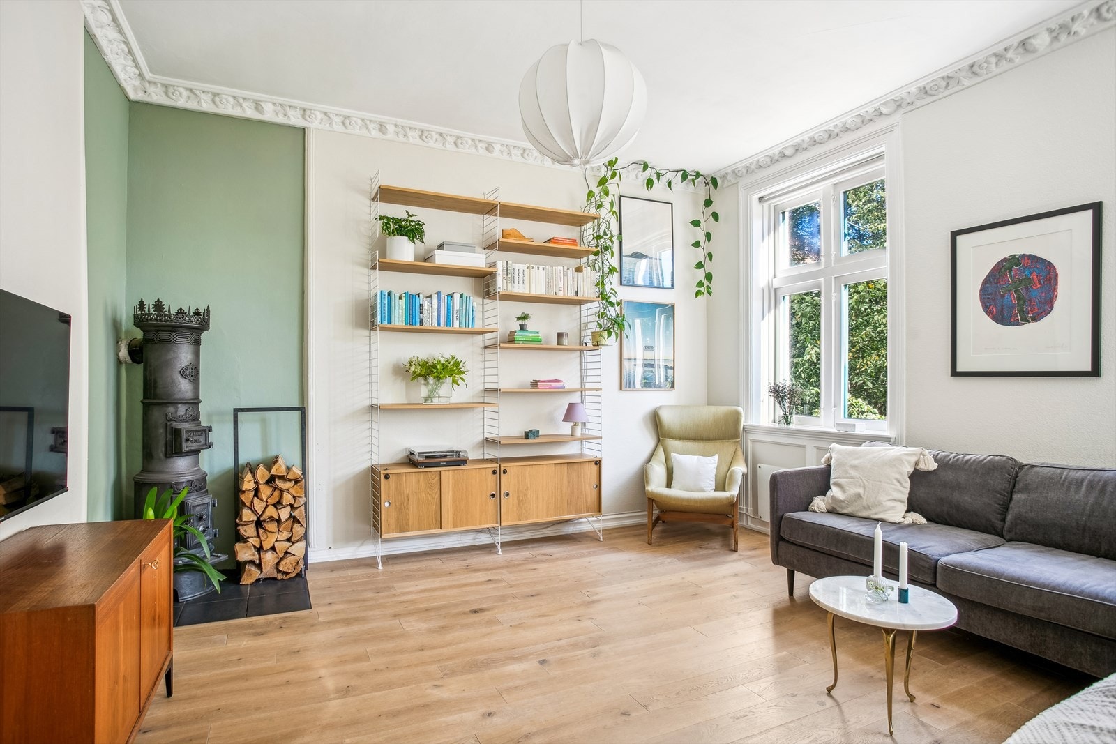 Stuen oppleves svært romslig med sin gode takhøyde og store vindusflater Galleribilde