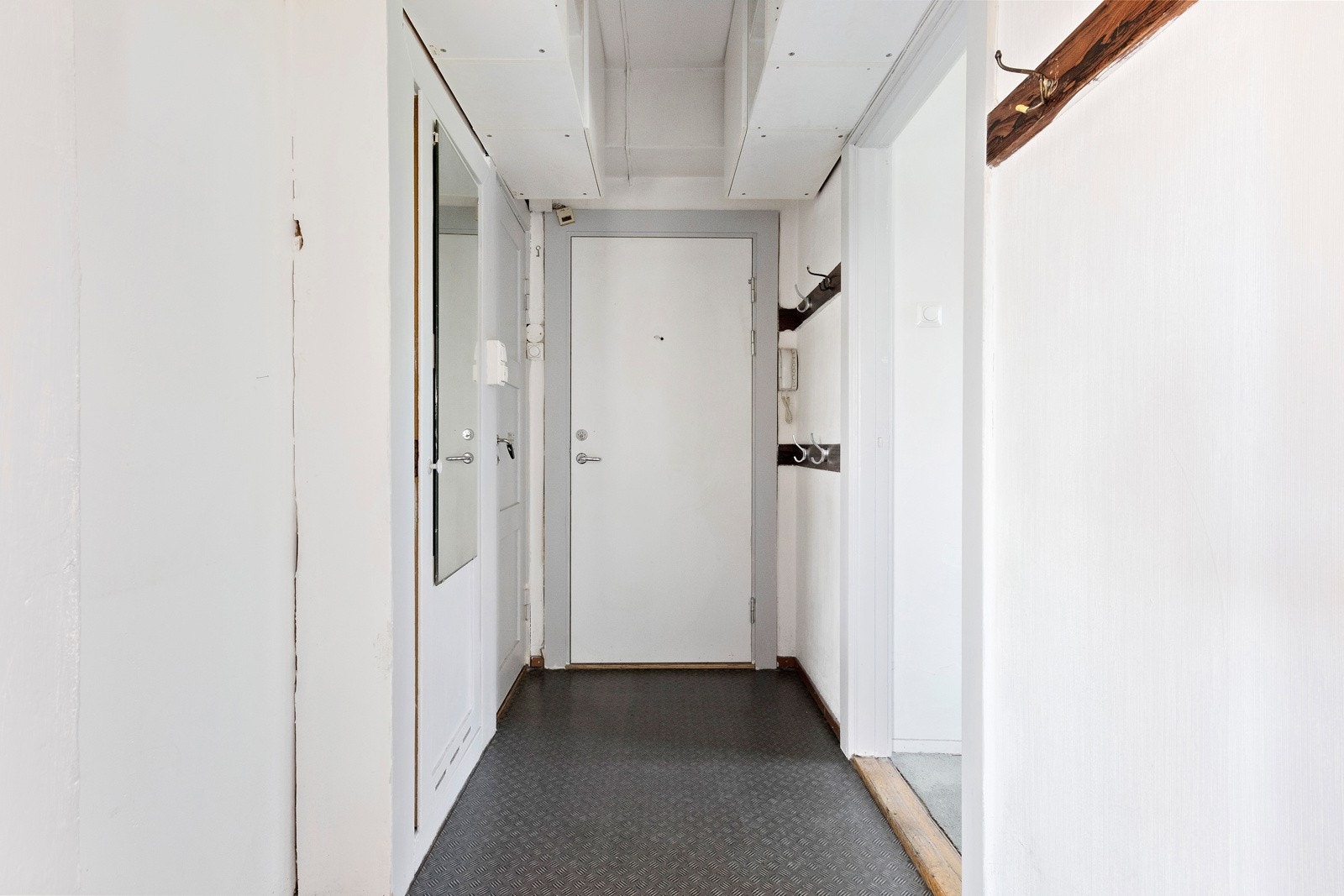 Lys entré med plass for å henge fra seg ytterklær. Galleribilde