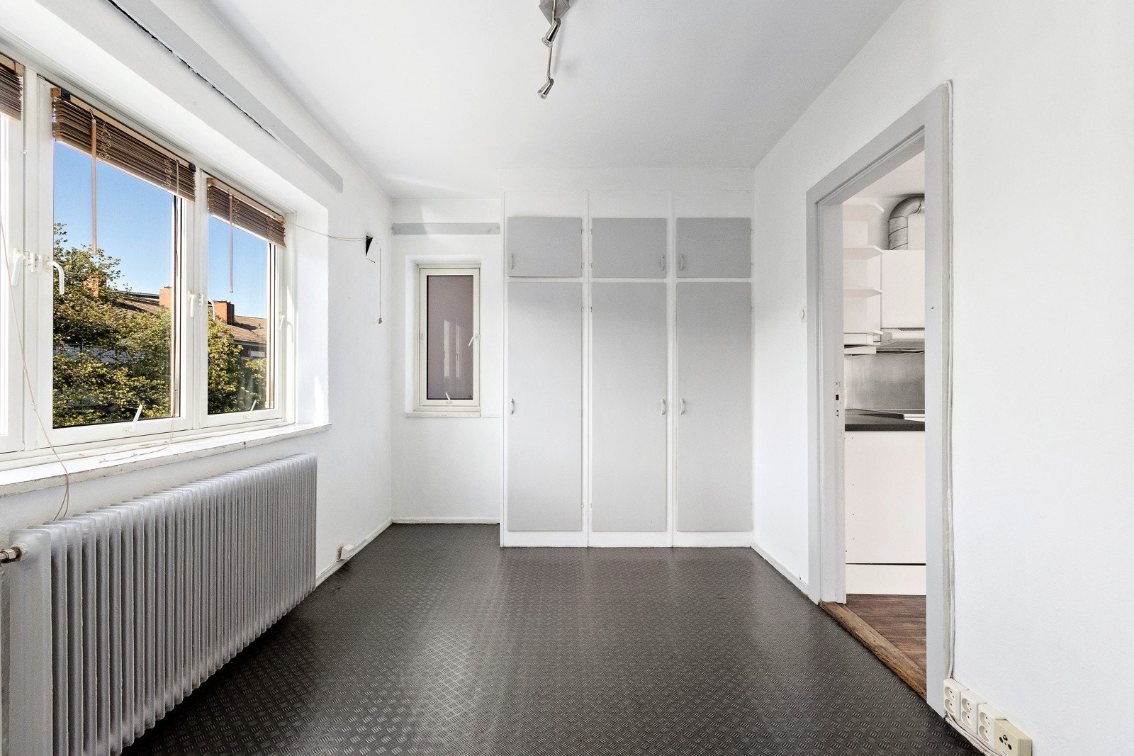 Soverom 1. Leiligheten har tre gode soverom som alle rommer dobbeltseng, nattbord og klesoppbevaringsplass. Galleribilde