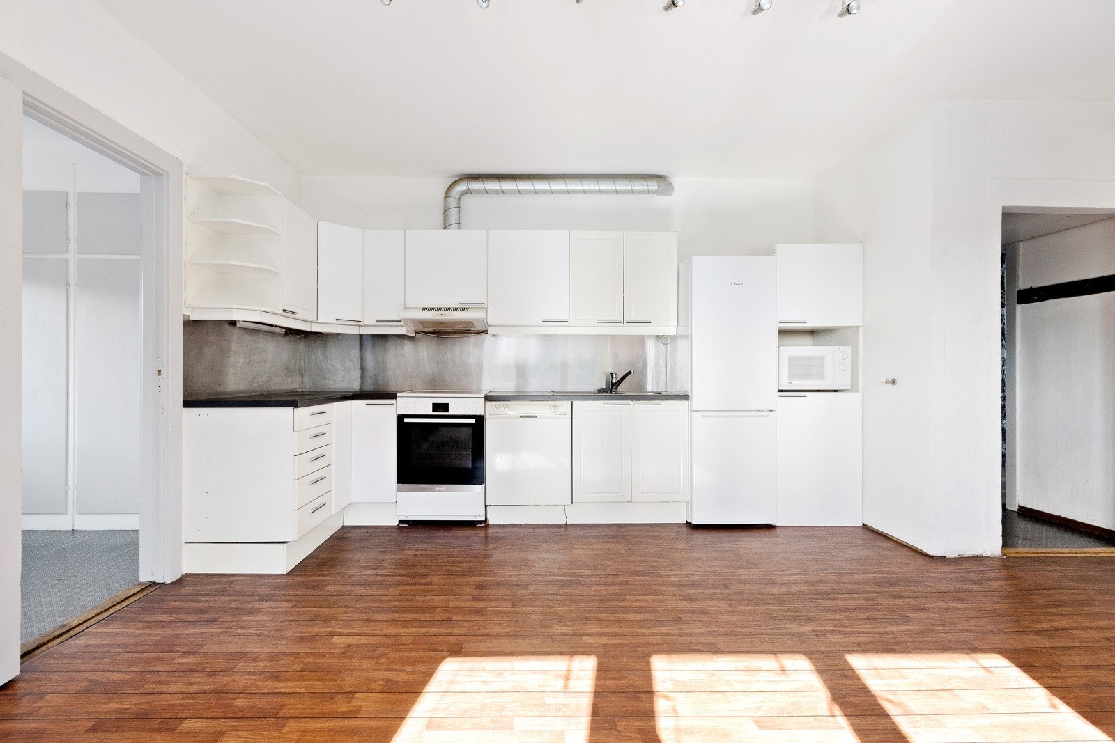 Kjøkken i åpen løsning med stue. Galleribilde