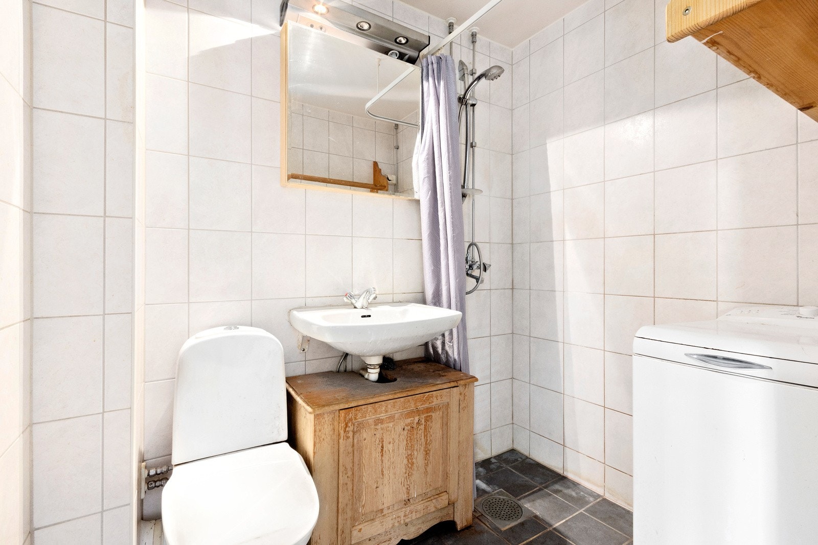 Bad med varme i gulv. Baderommet ble pusset opp i regi av sameiet i 2008. Galleribilde