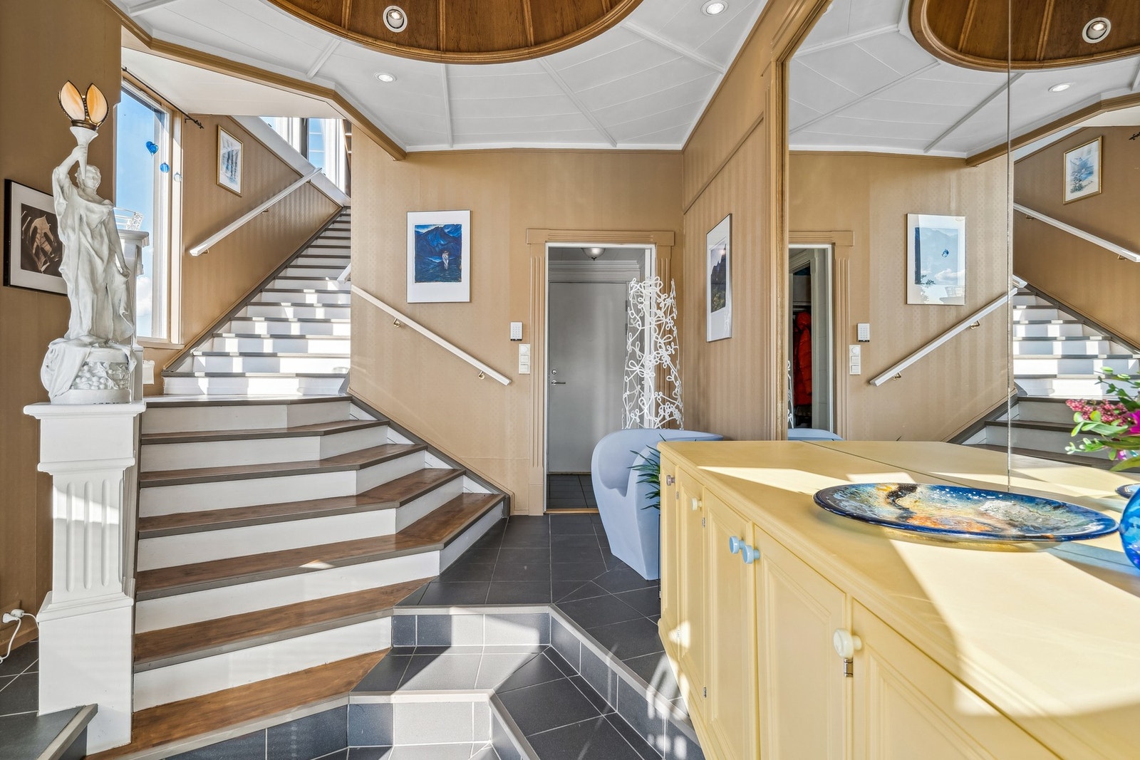 Hoveddelen har et staselig inngangsparti med et elegant trapperom. Galleribilde