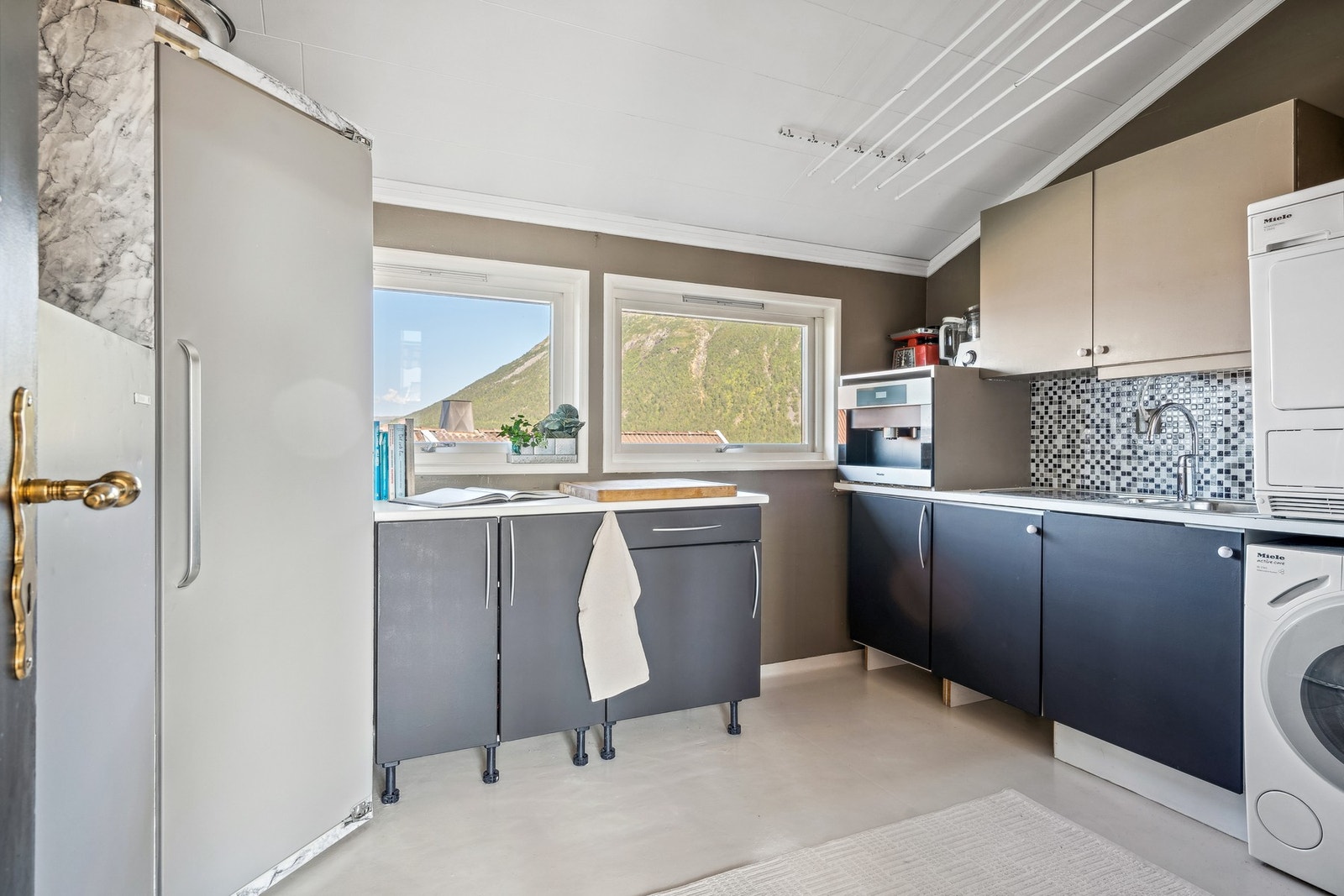 Rett ved kjøkkenet finner du vaskerommet. Her er det gode oppbevaringsmuligheter for ting og tang. Galleribilde