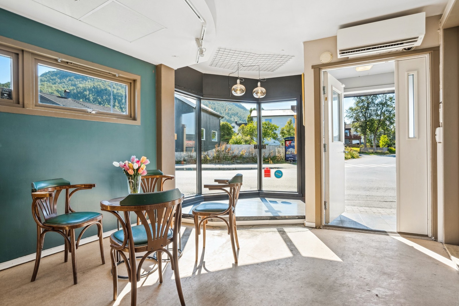 Lokalet benyttes som en sushi take away. Galleribilde