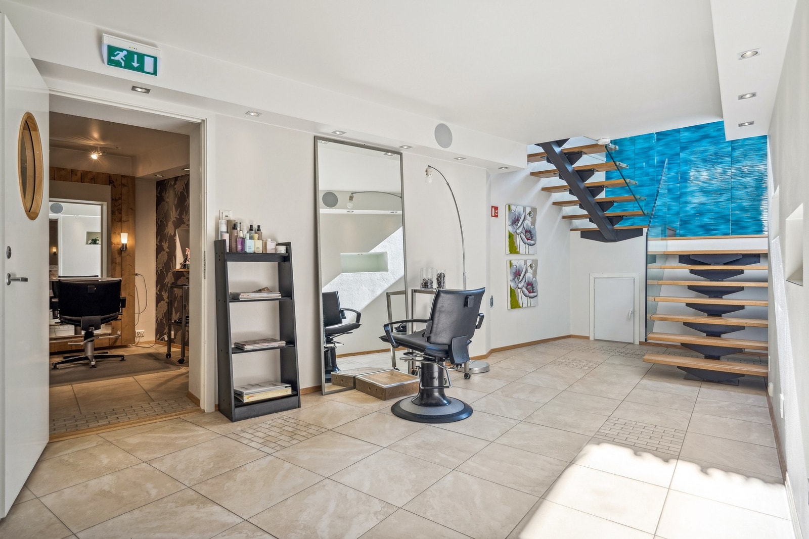 Etasjen oppleves som både lys og luftig. Spennende trapperom med nydelige italienske designfliser. Galleribilde