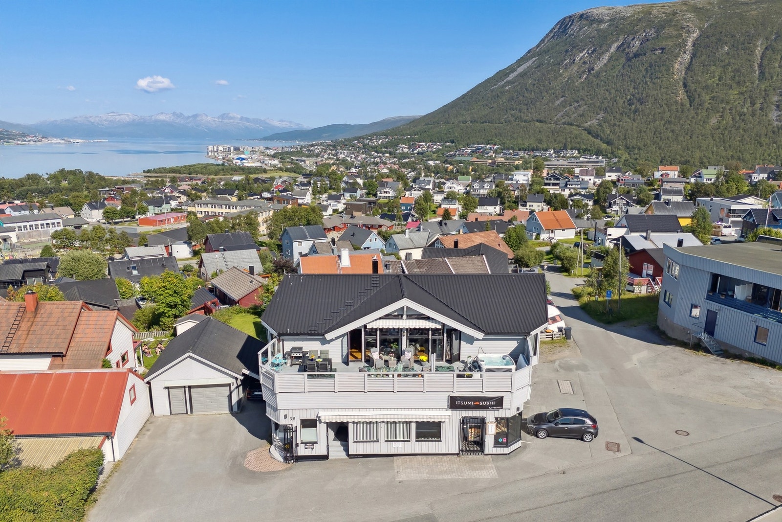 Turistvegen er hovedferdselsåren til boligbebyggelsen og attraksjoner som Fjellheisen og Sherpatrappa. Galleribilde