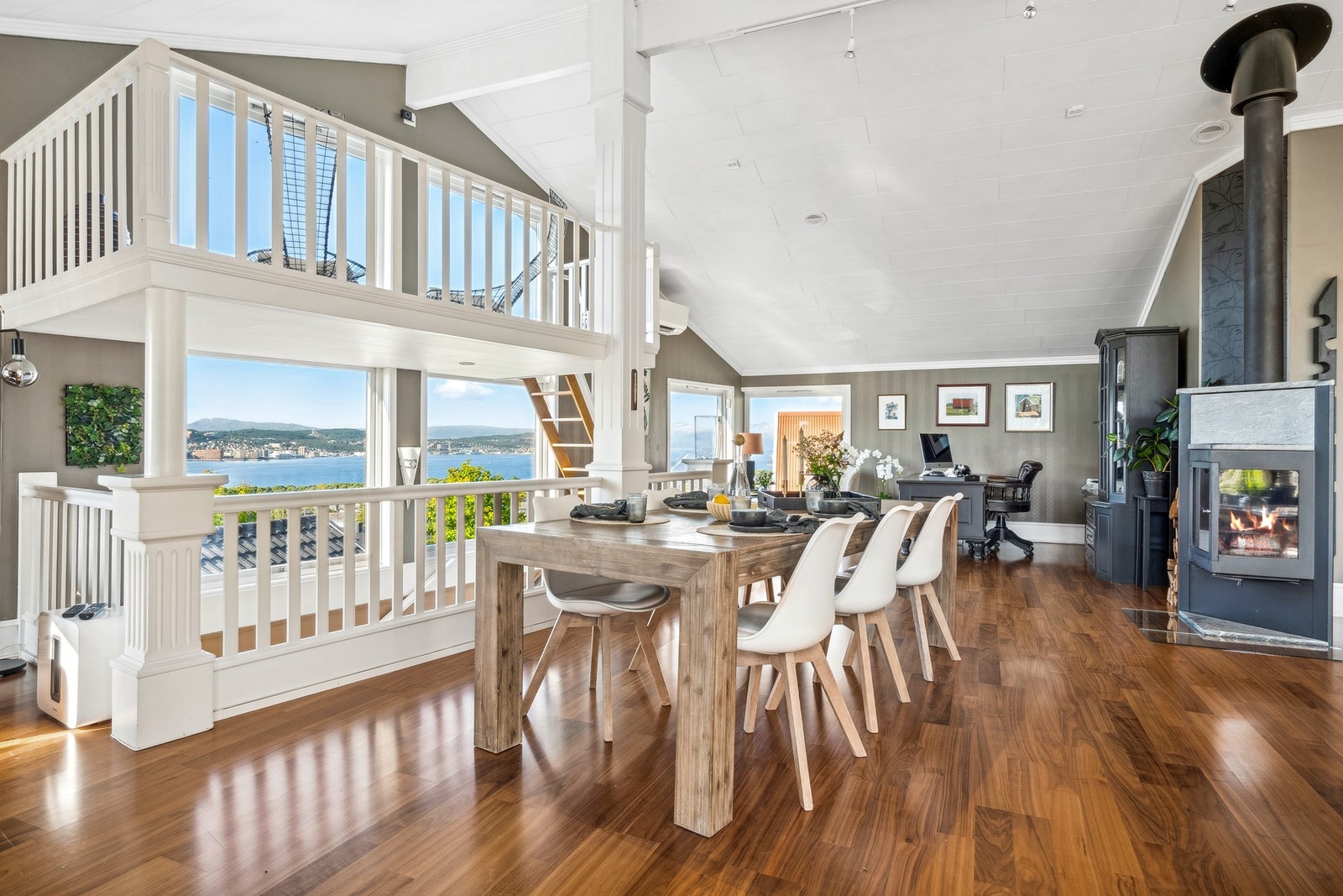 Mesaninet er et stilig element i leiligheten. Galleribilde