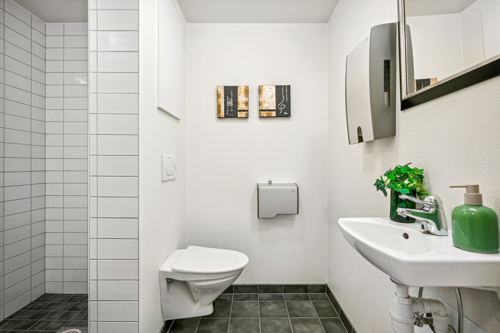 Badet er romslig og praktisk innredet. Galleribilde