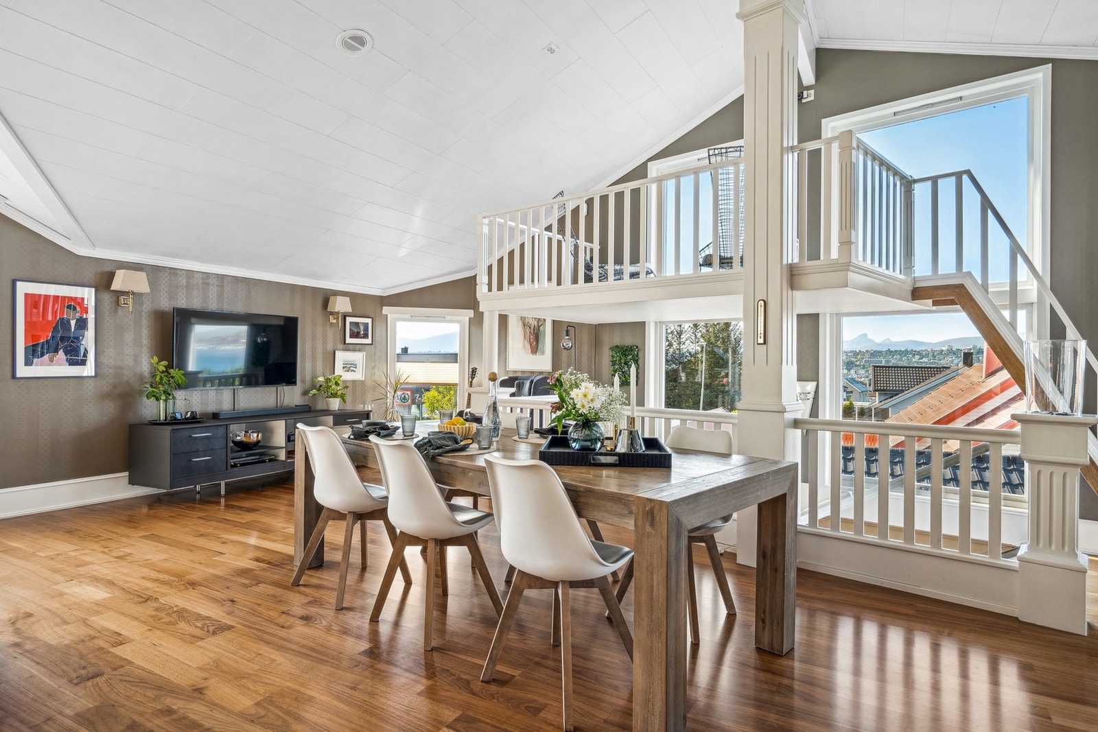 Spisestuen har fått en sentral plassering i leiligheten. Galleribilde