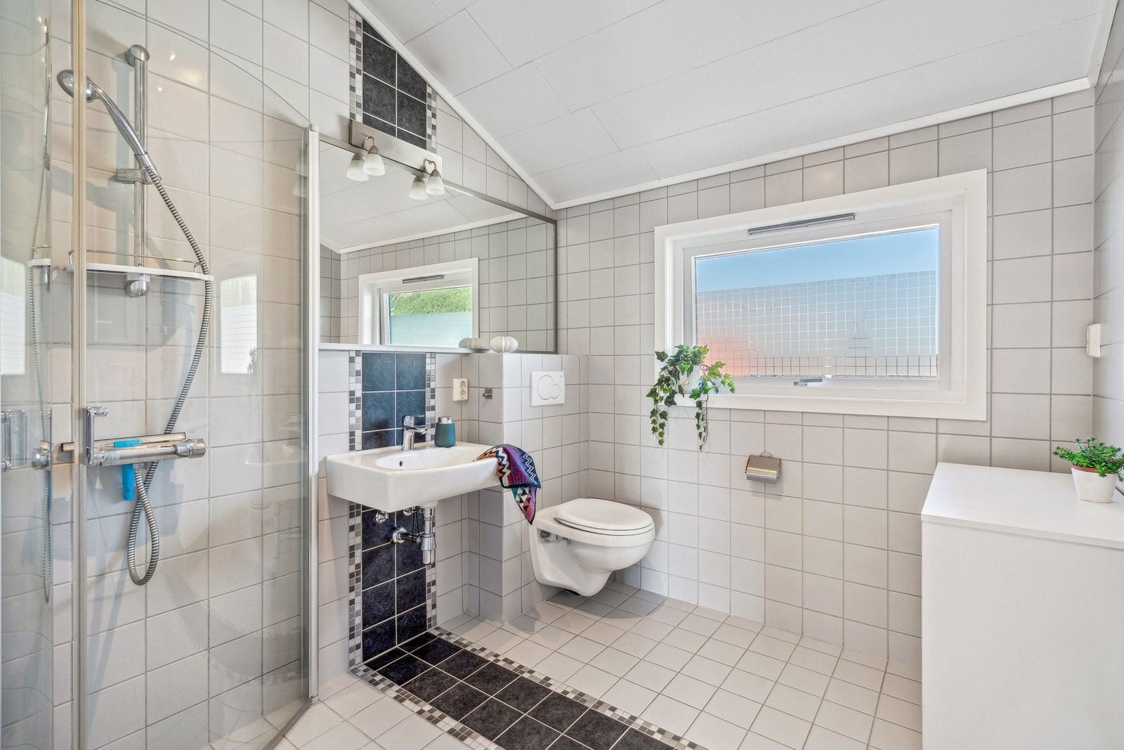 Bad nr. 2 er også komplett flislagt. Galleribilde