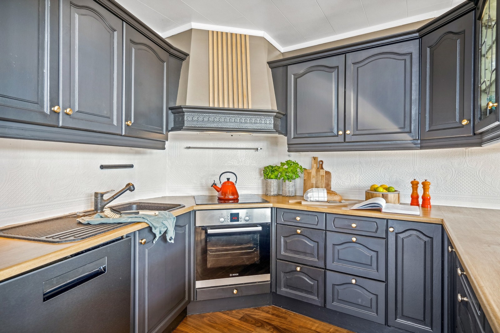 Innredningen har et sjarmerende uttrykk, med profilerte fronter. Galleribilde