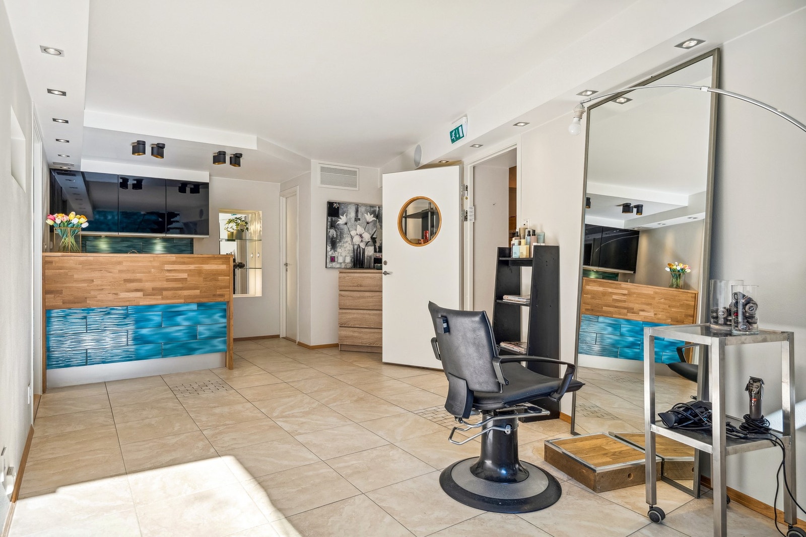 I dag drives det en frisørsalong i denne etasjen. Det er separat inngang til salongen mot nordøst. I tillegg er det etablert inngang fra Turistvegen. Galleribilde