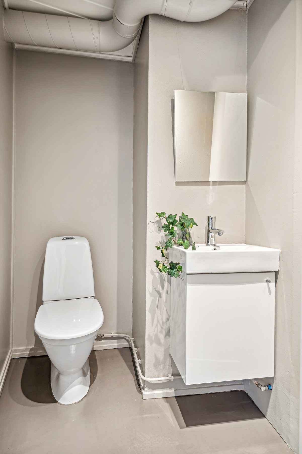 Toalettrom i duse farger. Galleribilde