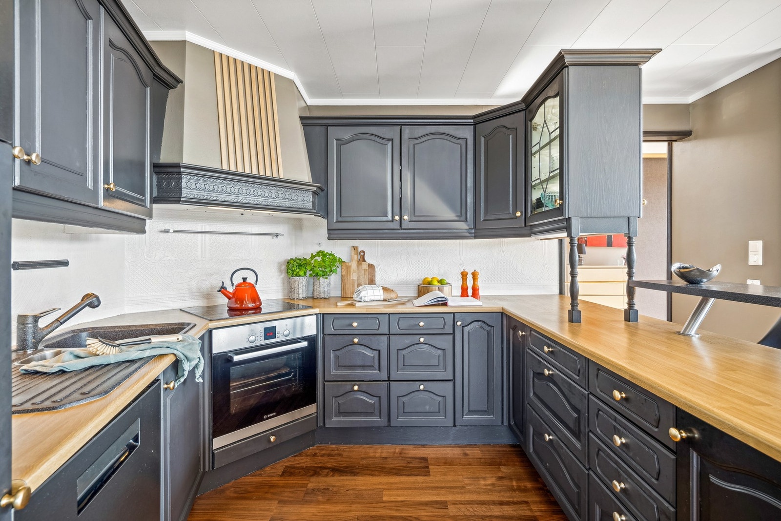 Kjøkkenet er innholdsrikt, med god skap- og benkeplass. Galleribilde