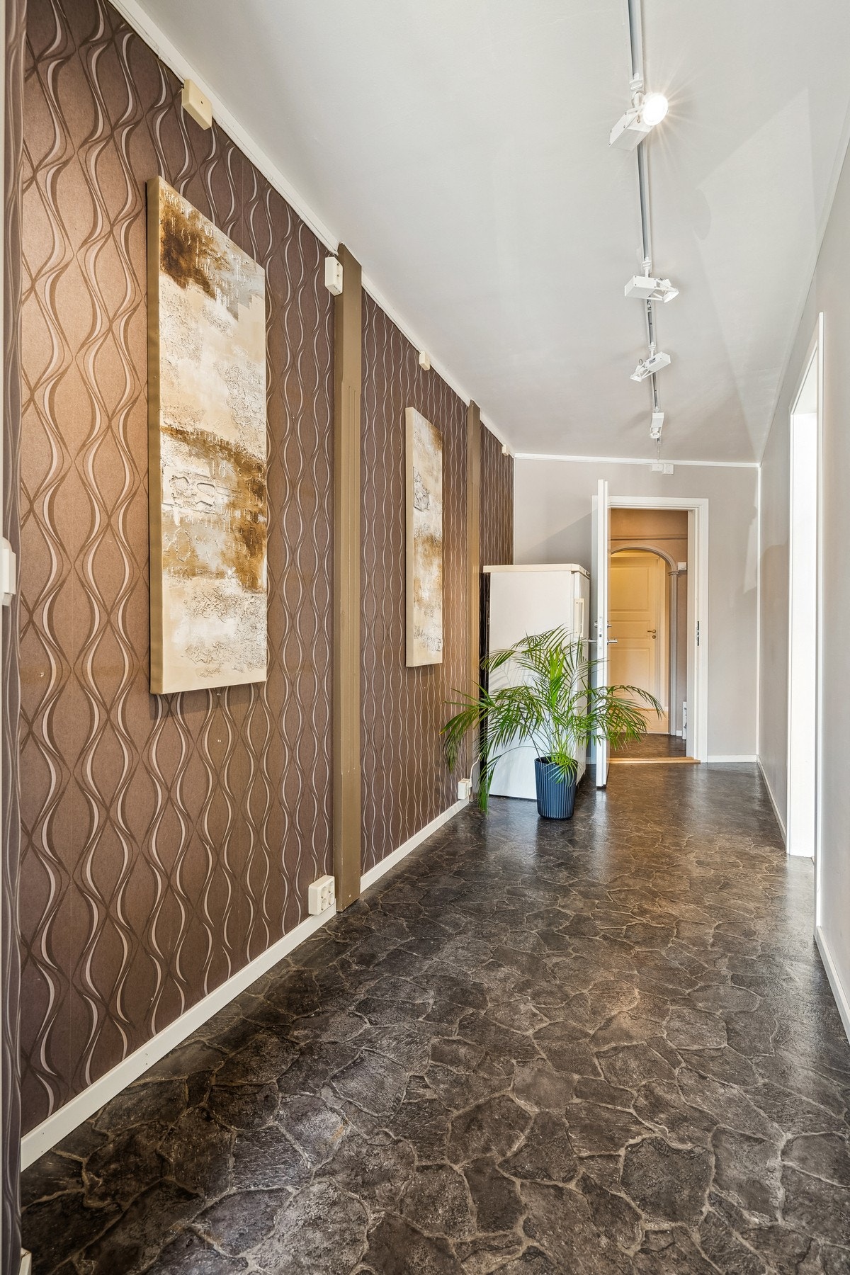 Ved siden av, og med egen inngang ligger det andre lokalet. Galleribilde