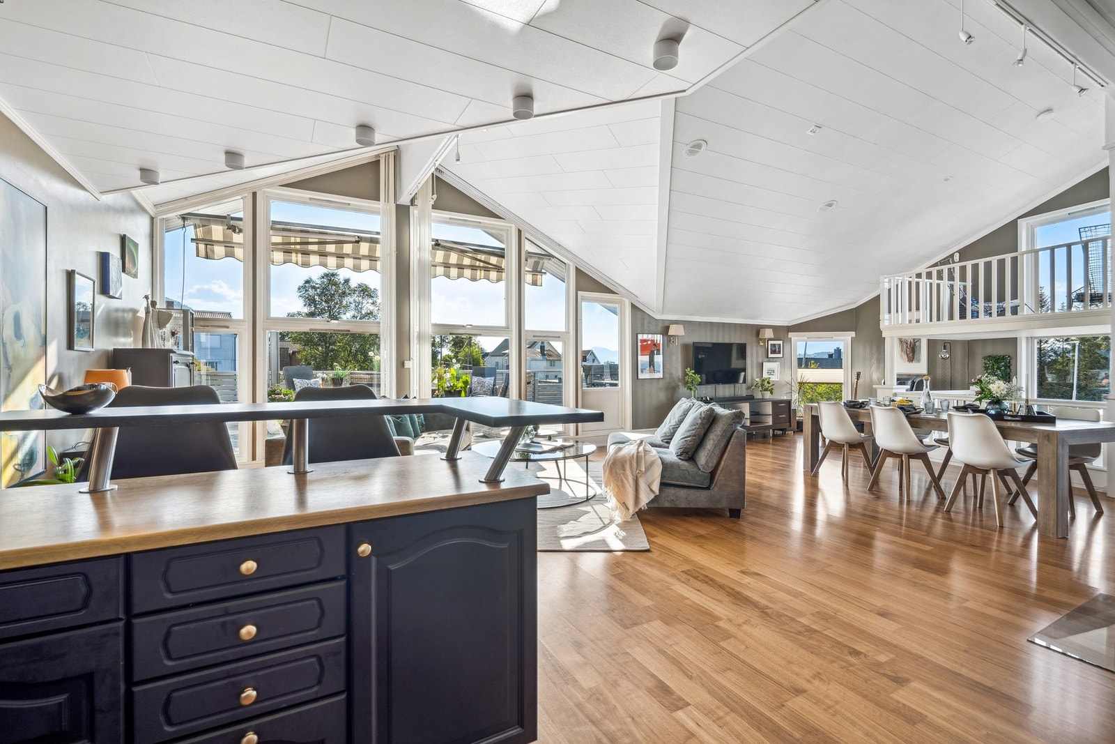 De kule vindusflatene og utformingen gjøre noe med lyset. Galleribilde