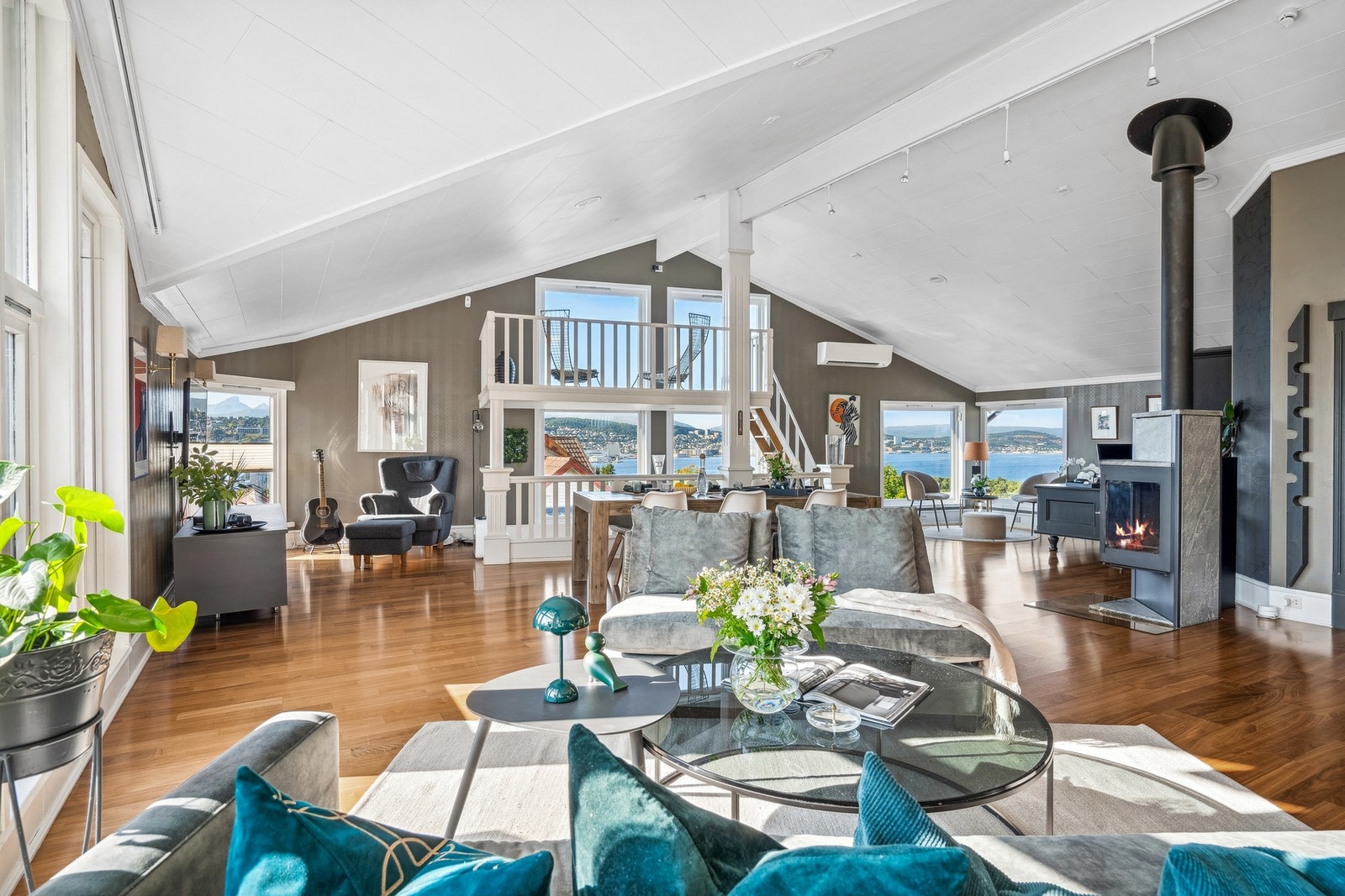 Leiligheten strekker seg over hele 2. etasje, og er på hele 161 kvm. Galleribilde