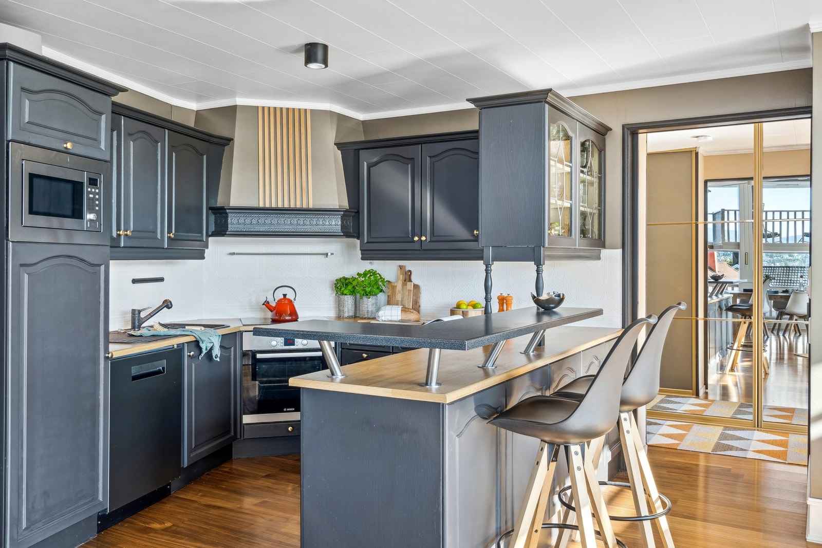 Hyggelig frokostbenk. Galleribilde