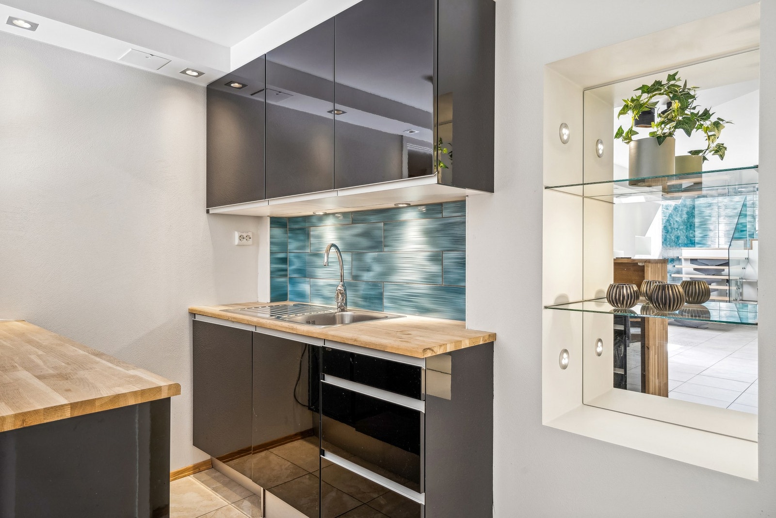 I etasjen får du også et stilrent kjøkken med disk. Galleribilde