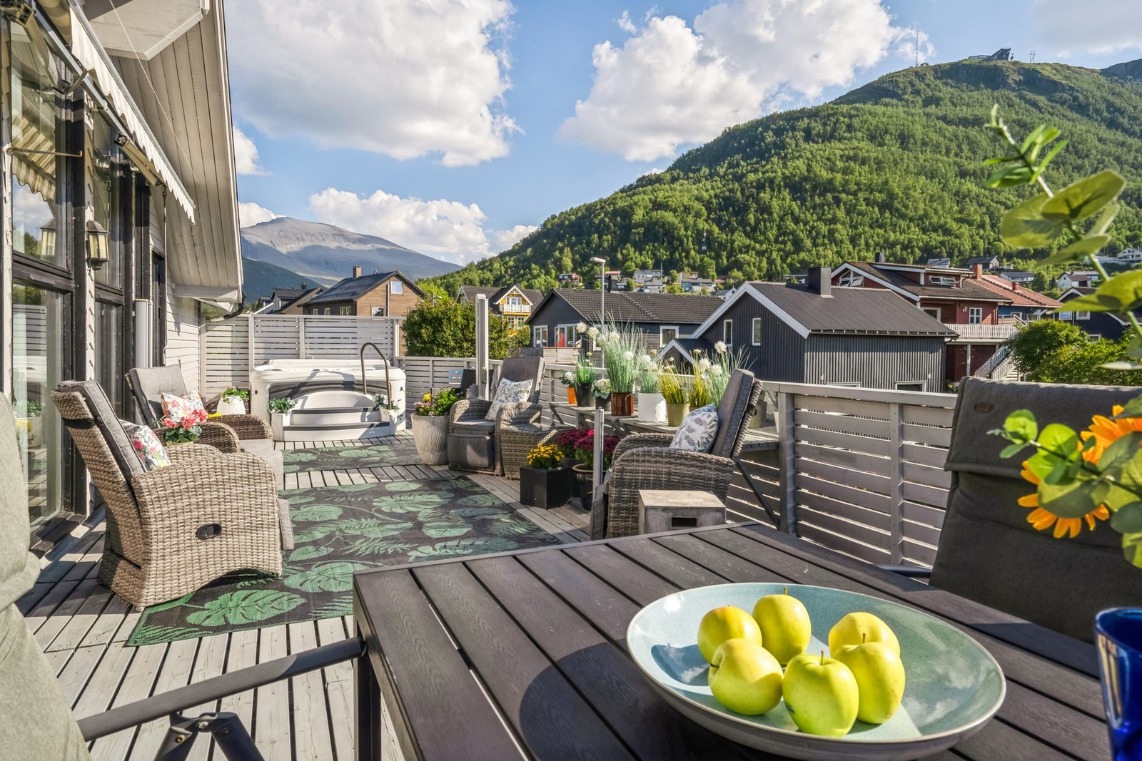 Dette er en frodig og skjermet oase med flere sittesoner. Galleribilde