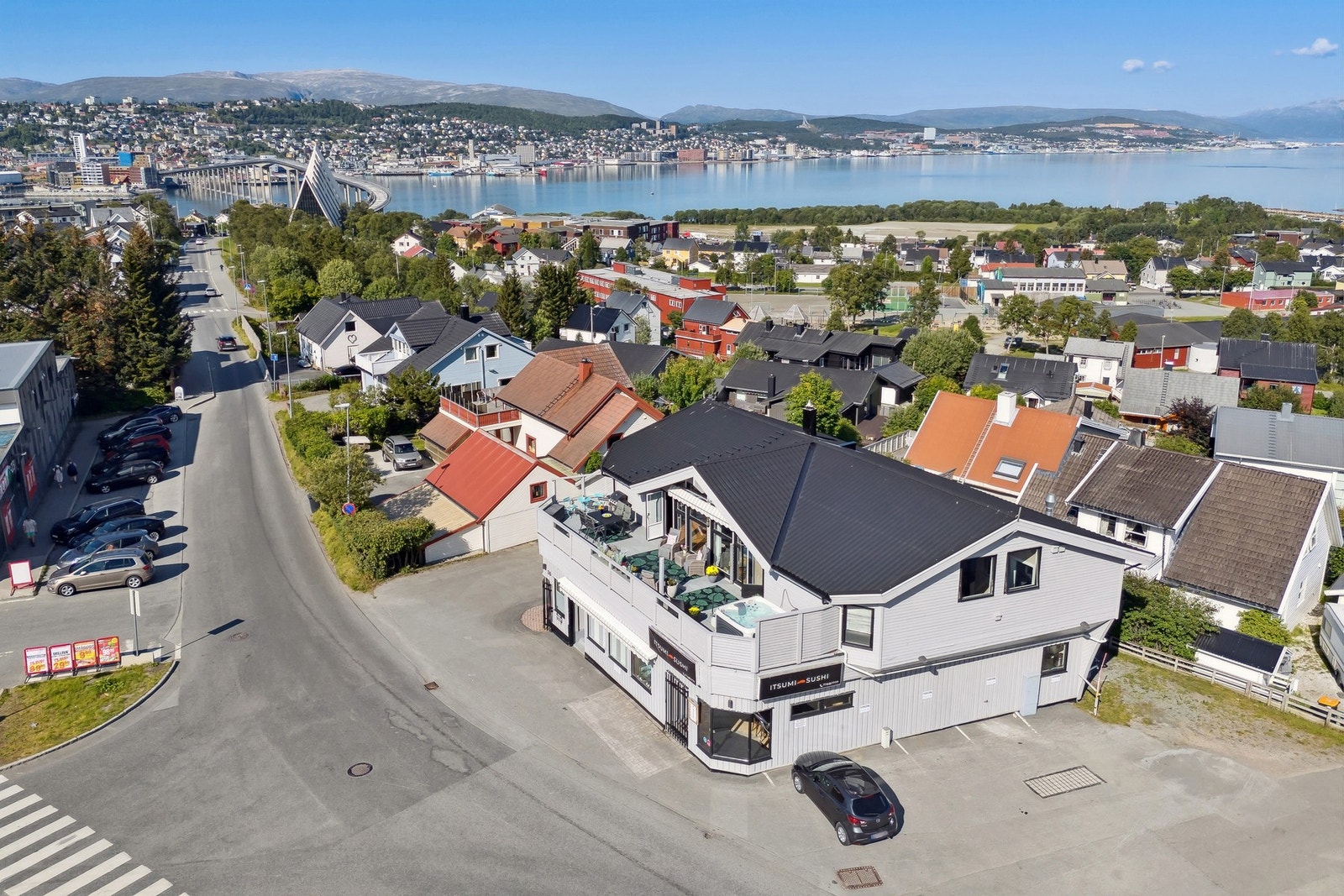 Bygget går over 3 plan, og består bla av en lekker 4-roms leilighet i toppetasjen og en 2-roms utleiedel i 1. etasjen. Galleribilde