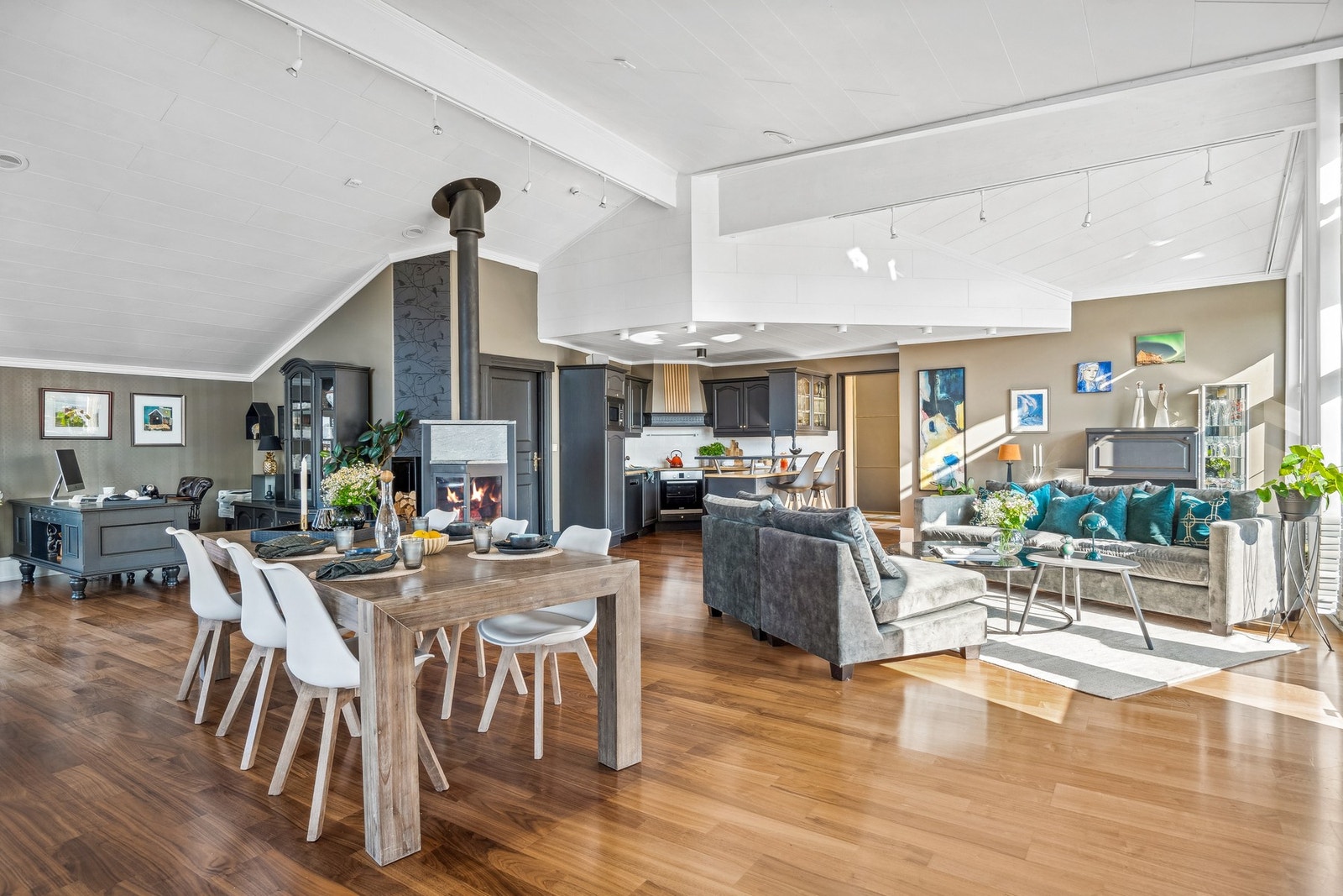 Her er det plass til både familie og venner til en god middag i flotte omgivelser. Galleribilde