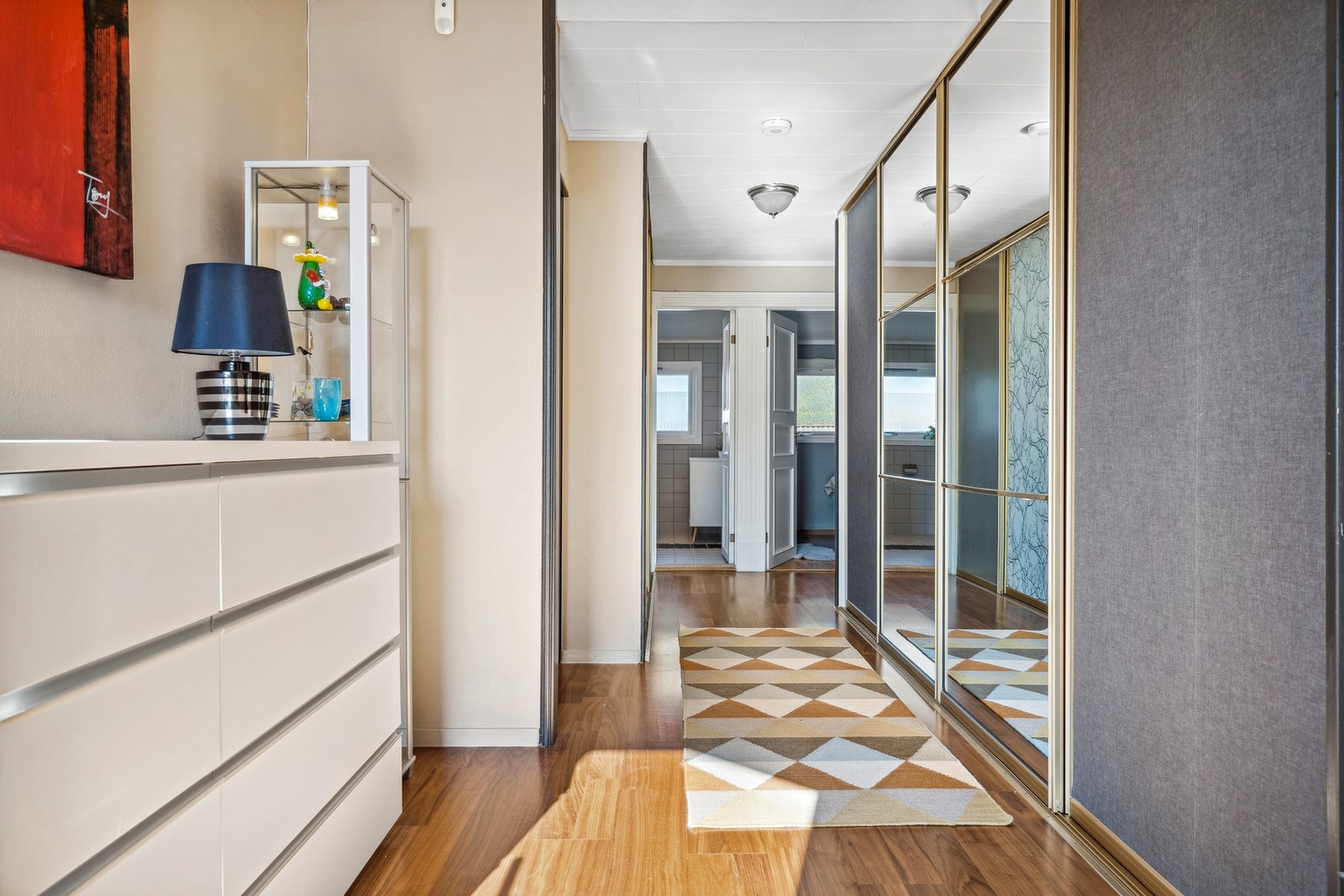 Gangen har gode oppbevaringsplasser, både i skyvedørsgarderoben og på hemsen. Galleribilde