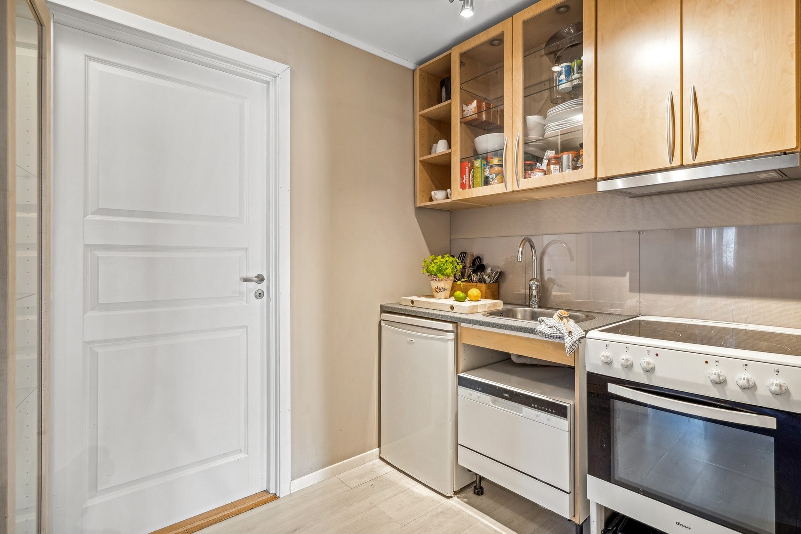 I byggets boligdel ligger den 2-roms utleiedelen. Den inneholder entre, kjøkken, stue, bad/vaskerom og soverom. Galleribilde