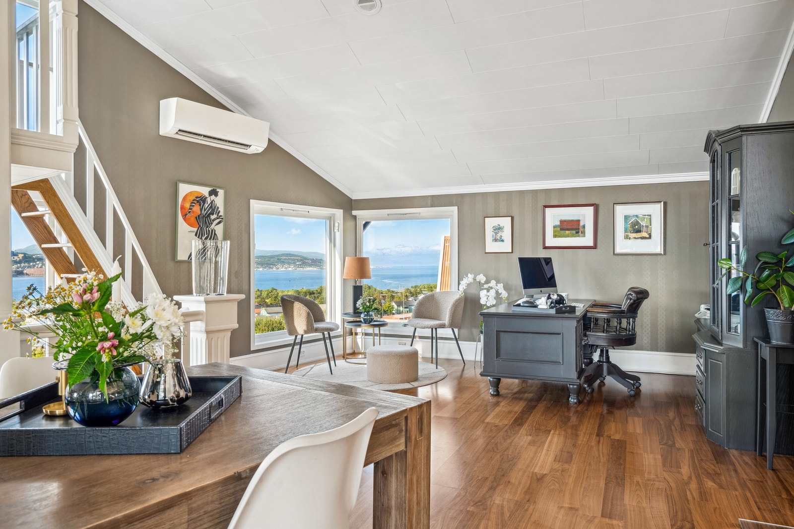 De store vindusflatene komplementerer utsikt mot både Tromsøysundet, Tromsøya, Fløya og Fjellheisen. Galleribilde