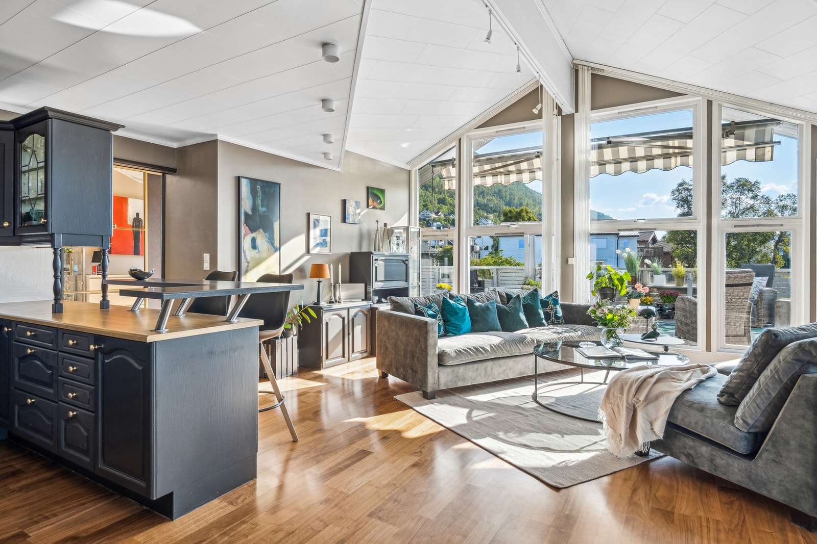 Kjøkkenet og stuen har en åpen løsning. Dette er arealeffektivt og skaper naturlige sosiale soner i rommet. Galleribilde