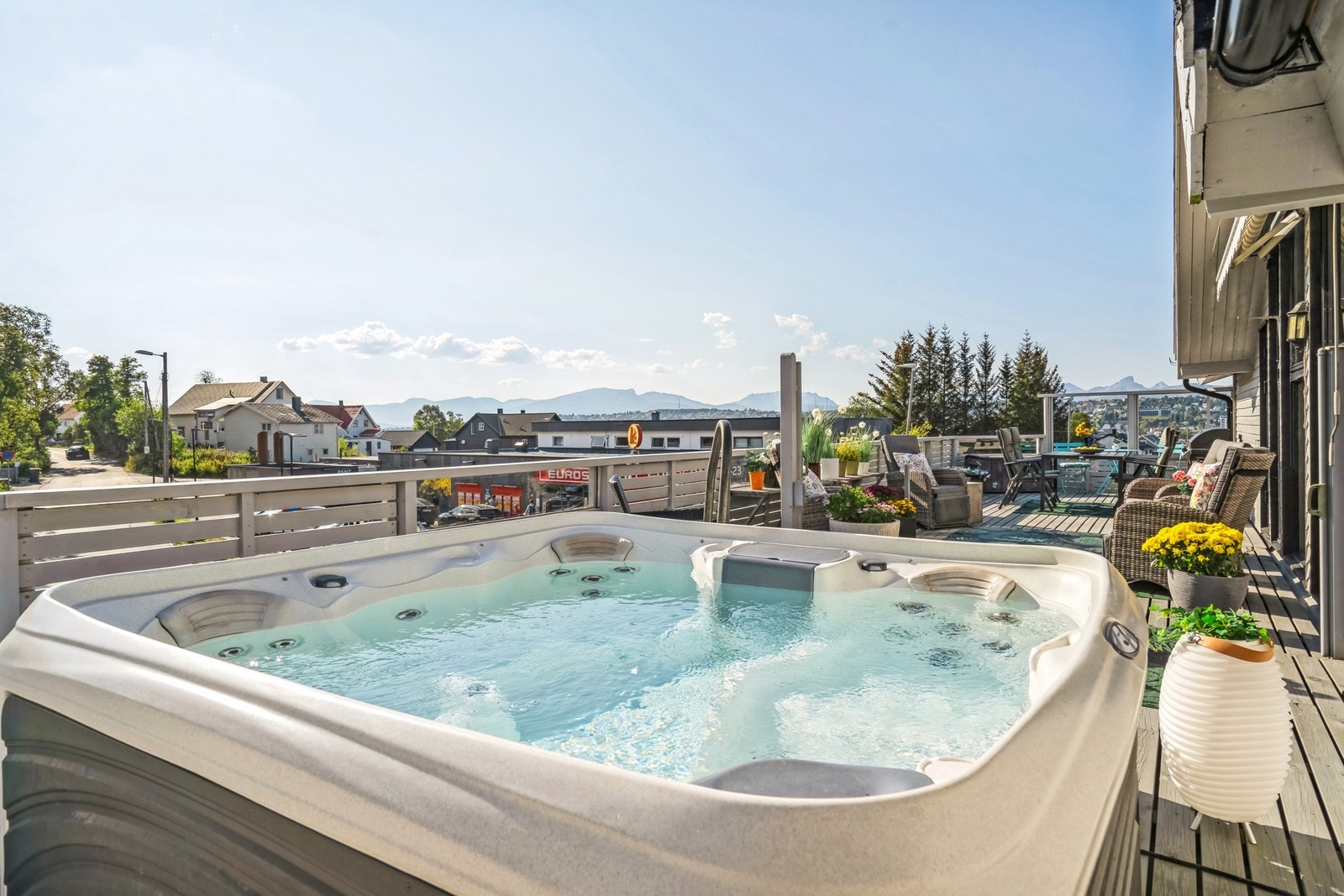 Det utendørs boblebadet kommer til sin rett på terrasse. Plasseringen byr på flotte utsiktsforhold mot både byen og Fjellheisen. Galleribilde