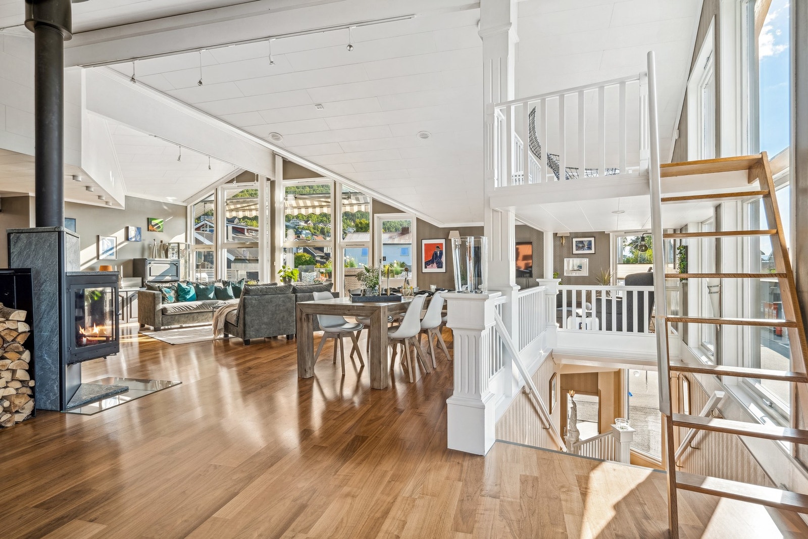 Her får du en helt unik og utrolig flott 4-roms leilighet. Galleribilde