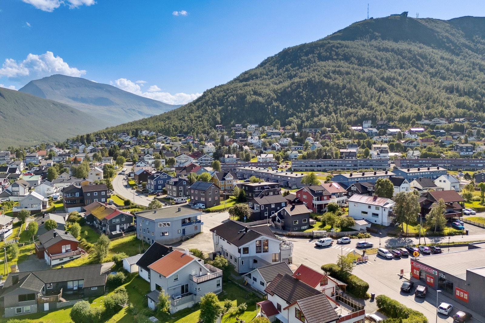 Nærområdet består av tett boligbebyggelse og forretningsbygg med butikk og bibliotek. Galleribilde