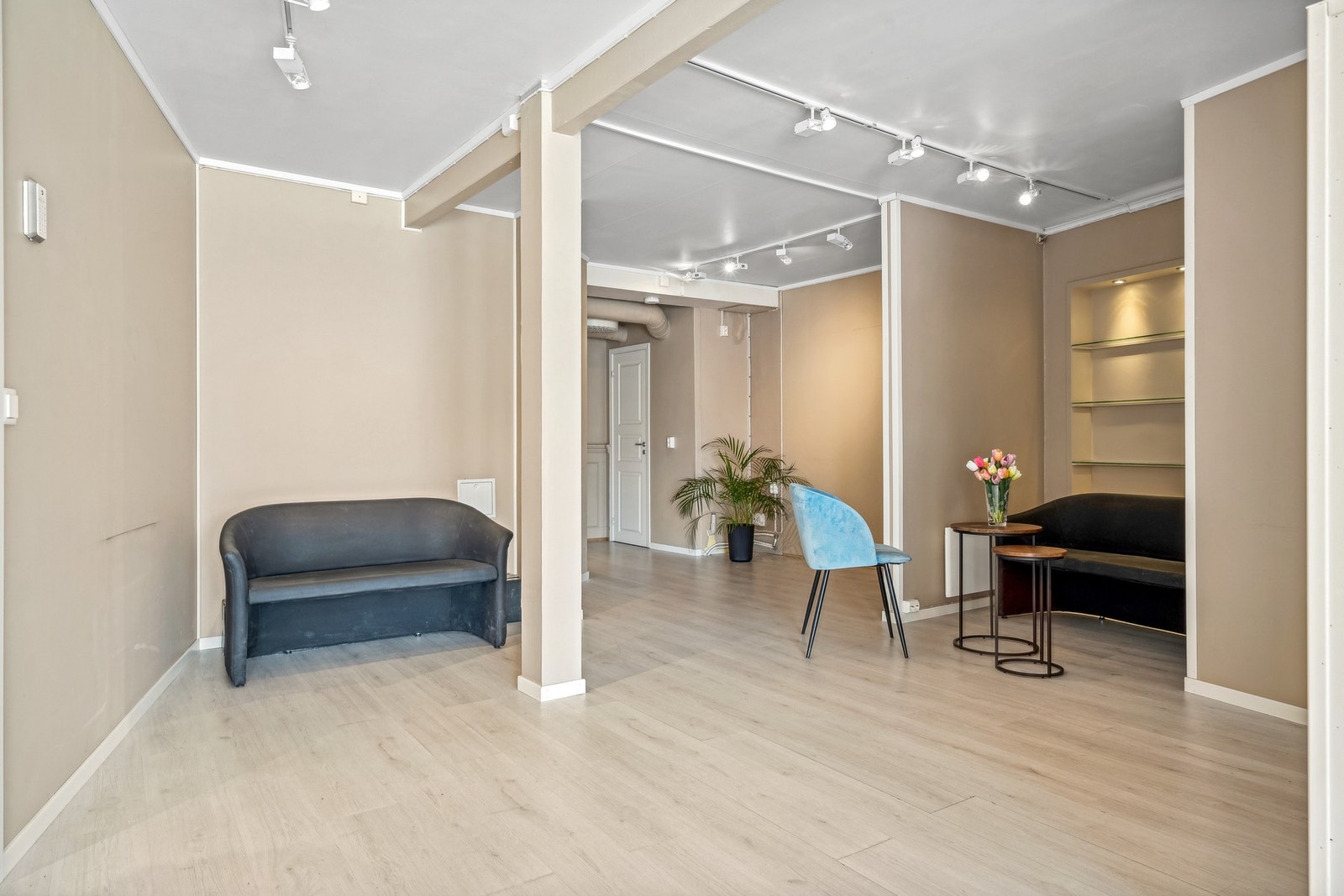 Dette er et lokale som passer til kontor, en liten nisjebutikk eller noe annet spennende. Galleribilde