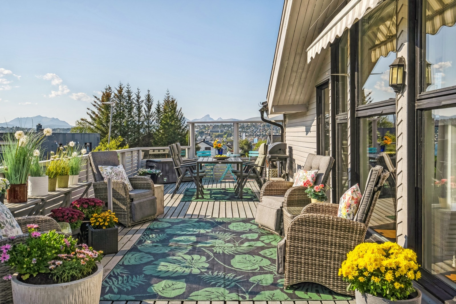 Leiligheten har en skjermet og romslig terrasse. Galleribilde