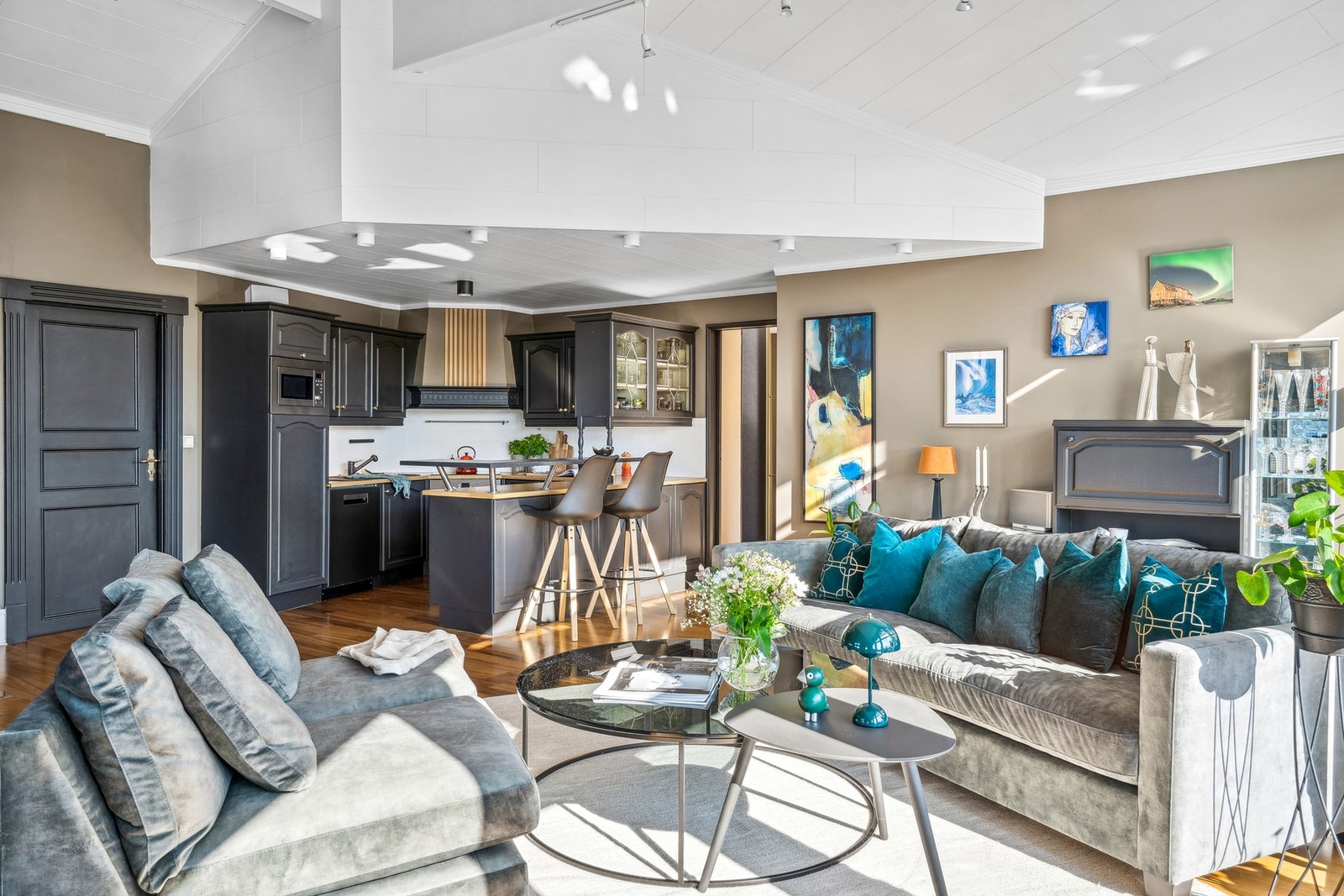 Kjøkkenet og stuen er av god størrelse, og her er det kun din egen fantastasi som setter begrensninger for møbleringen. Galleribilde