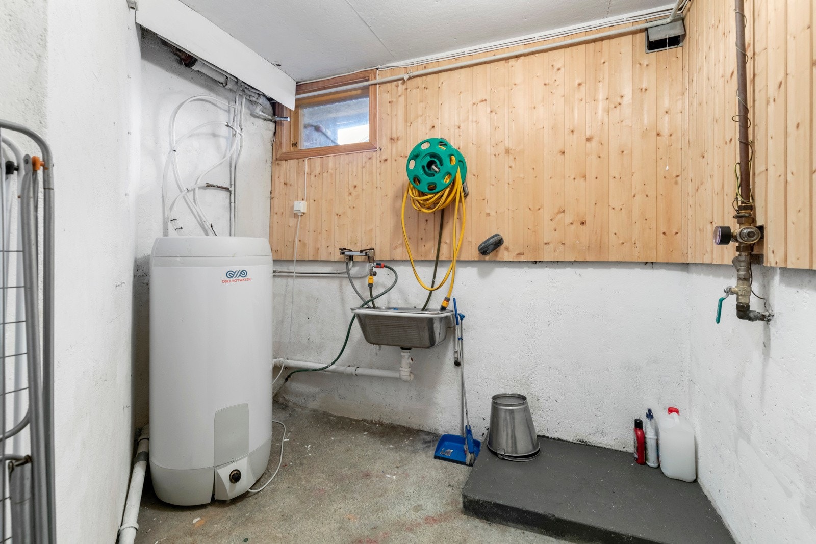 Underetasjen har også vaskerom med vvbereder fra 2021, skyllekum og opplegg for vaskemaskin. Galleribilde