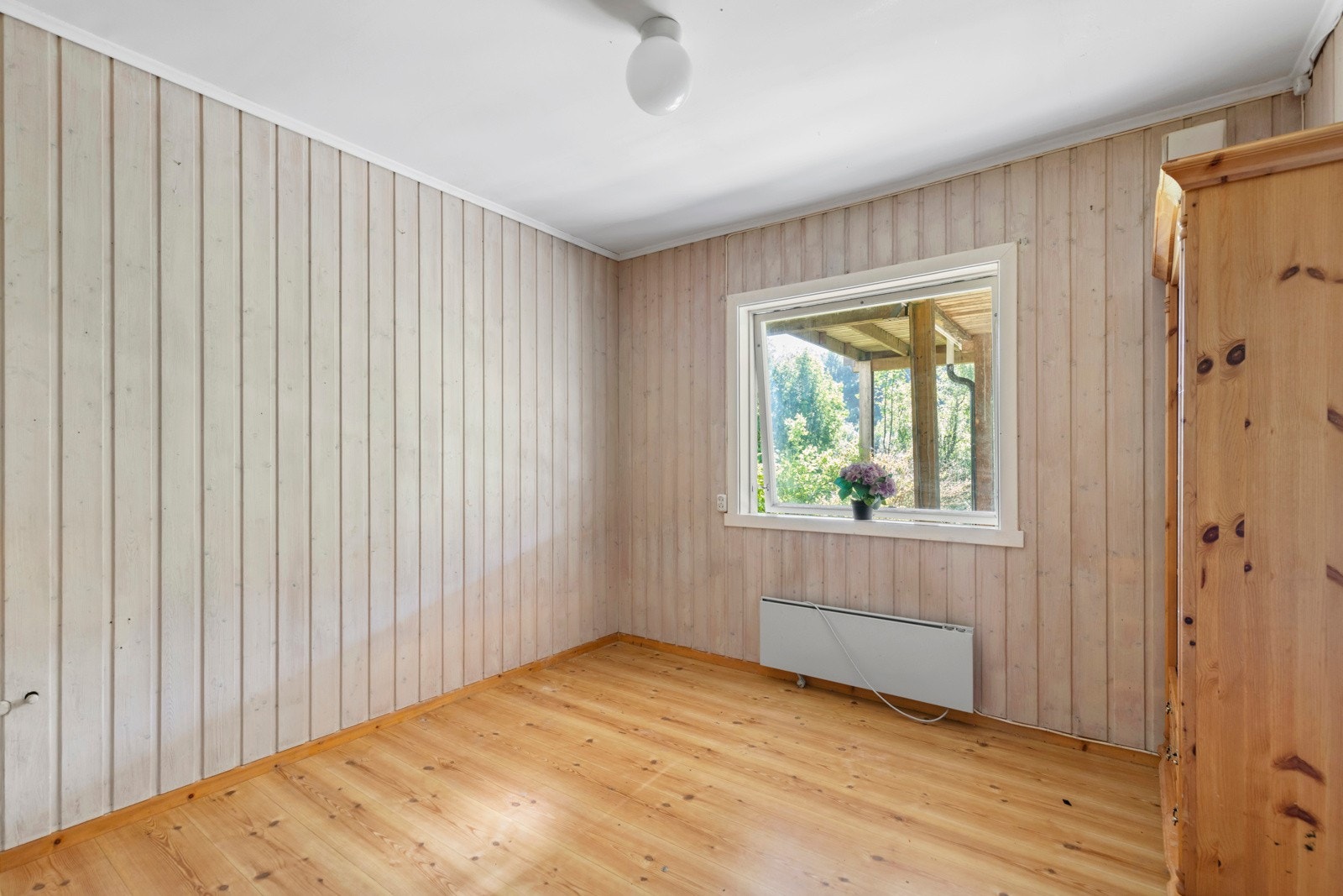 Soverom nr 5, med inngang til sideliggende rom Galleribilde