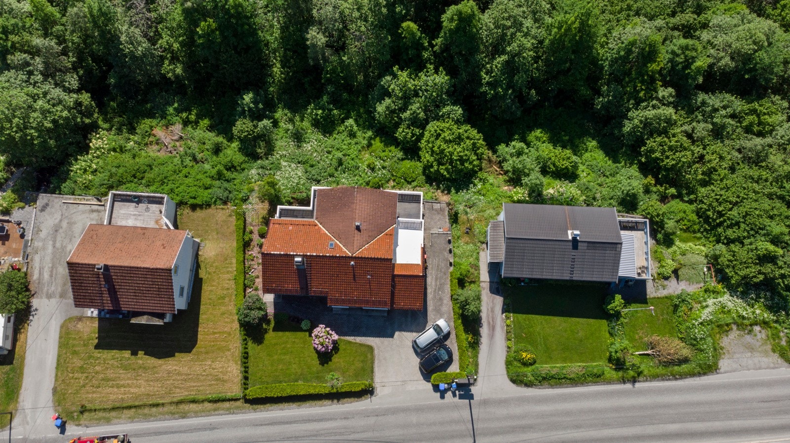 Oversiktsbilde, tomten går cirka ned til skoggrensen Galleribilde