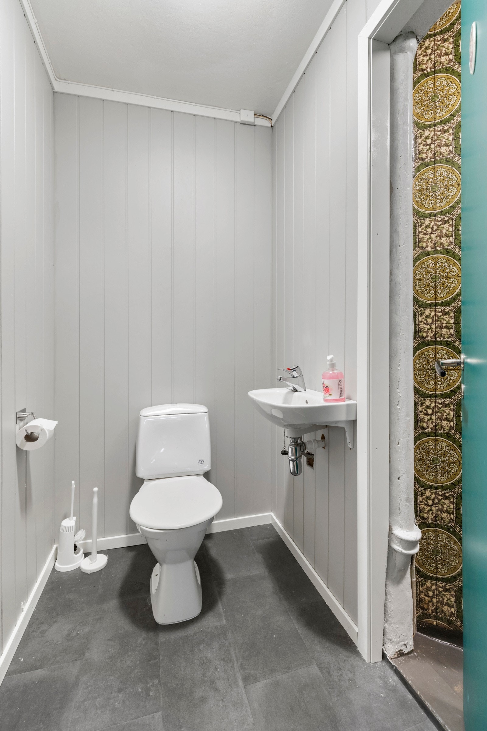 Badet i underetasjen har toalett, enkel servant, og til høyre i bildet ser man dusjrommet Galleribilde