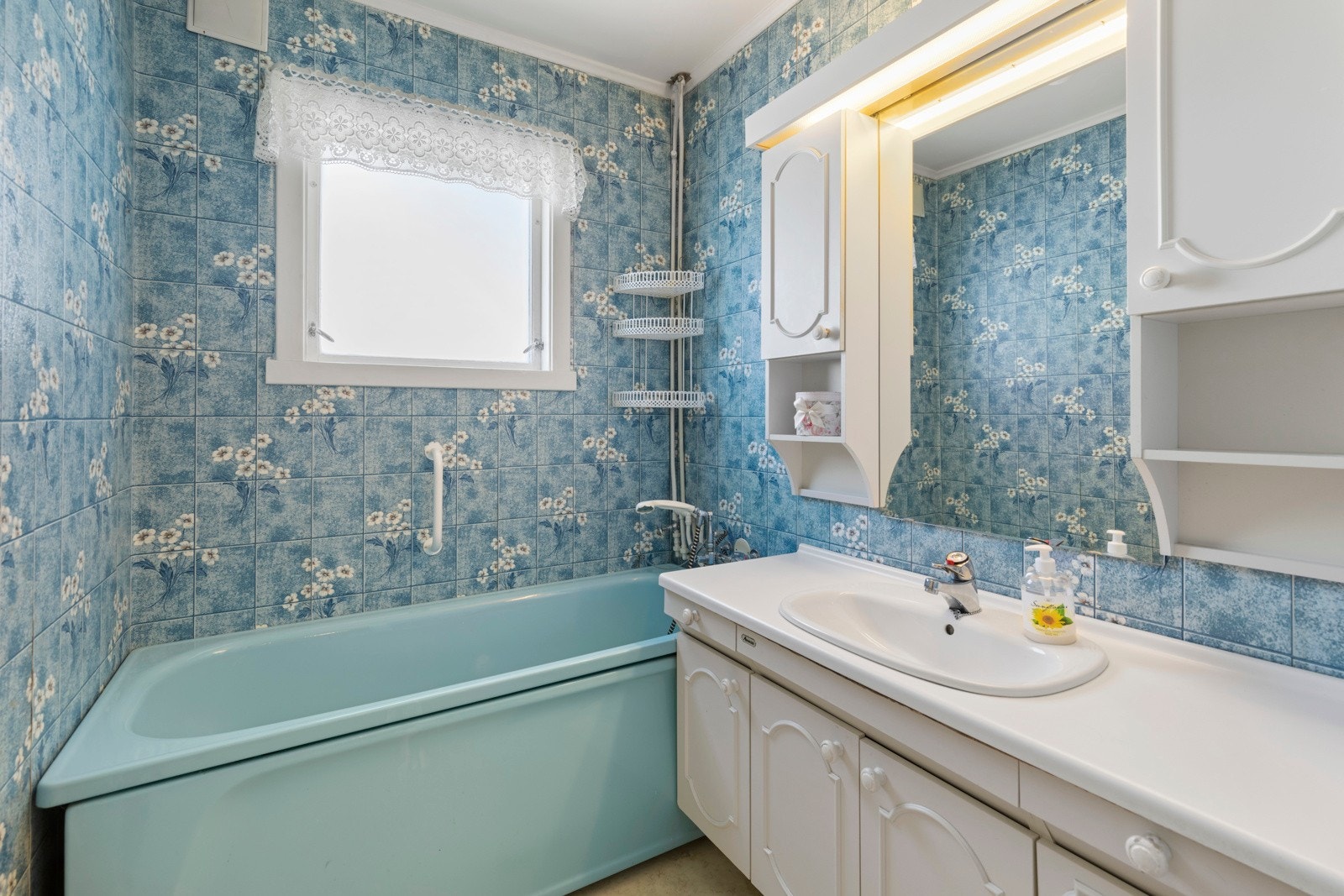 Dette badet er utstyrt med wc, baderomsinnredning, baderkar og stråleovn. Galleribilde