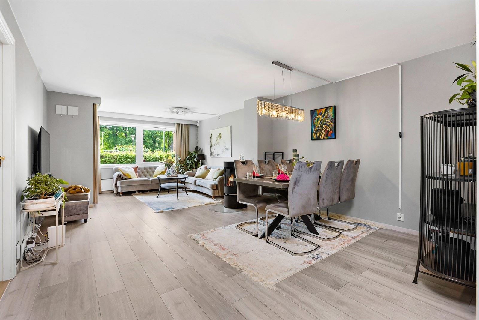 Videre inn i leiligheten kommer du til den romslige stuen. Galleribilde