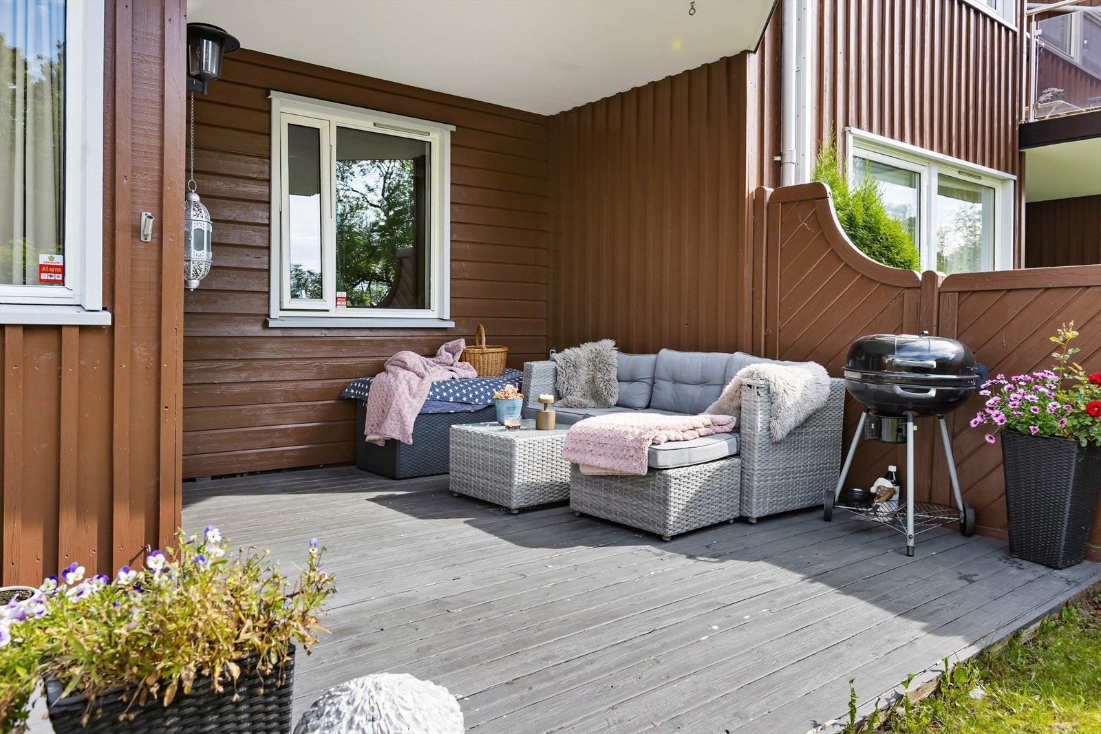 Fra stuen er det utgang til en sydvendt terrasseplatting på 13 kvm. Dette er en koselig plass å nyte varme sommerdager på. Galleribilde