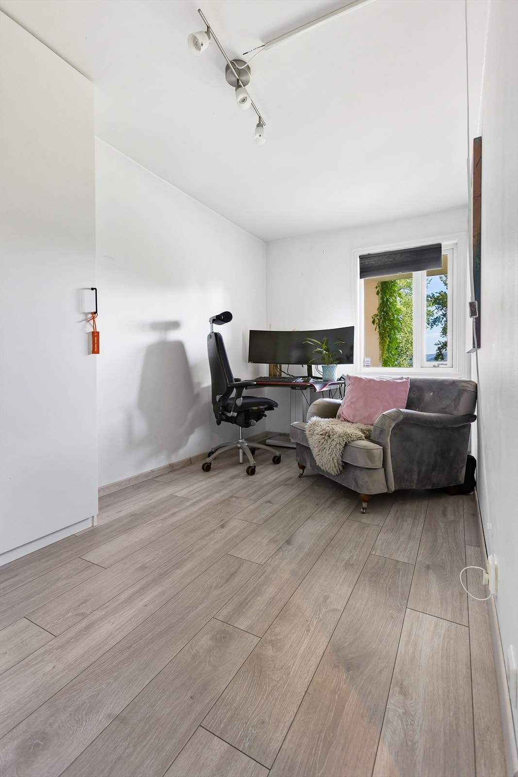 Soverom 2 - Det andre soverommet er i dag innredet som et kontor, men her er innredningsmulighetene mange, og rommet passer utmerket som barnerom/gjesterom også. Galleribilde