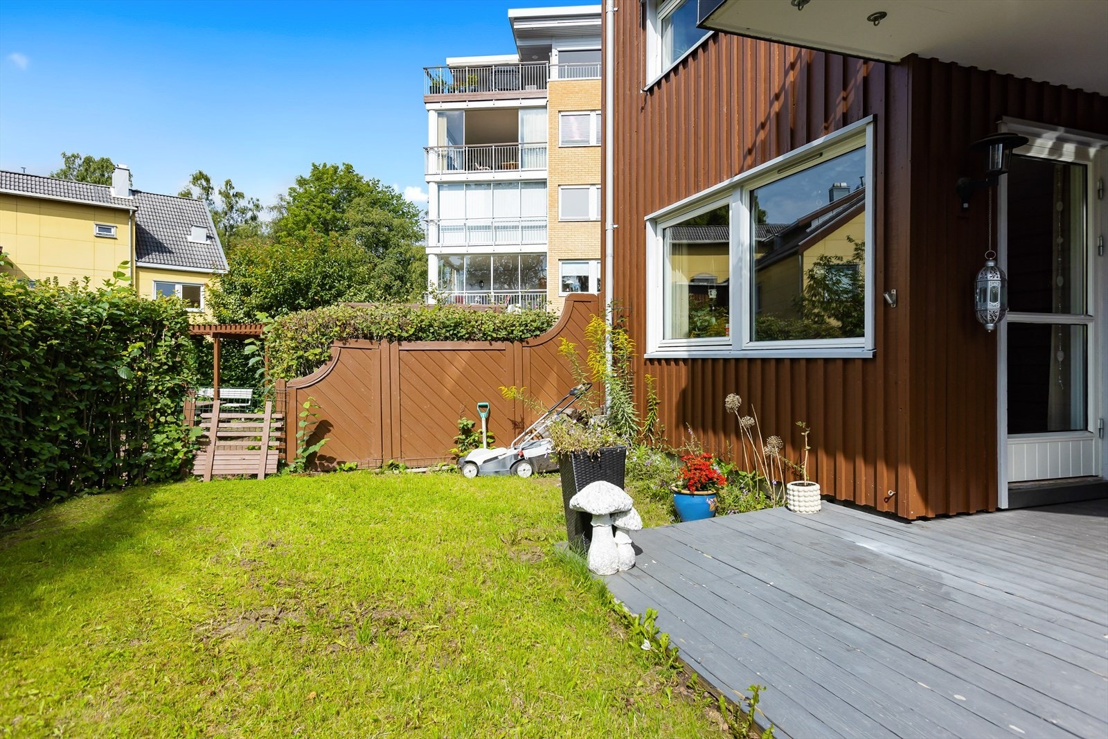 Boligen har en fin beliggenhet i enden, og her har du også en koselig hage. Galleribilde