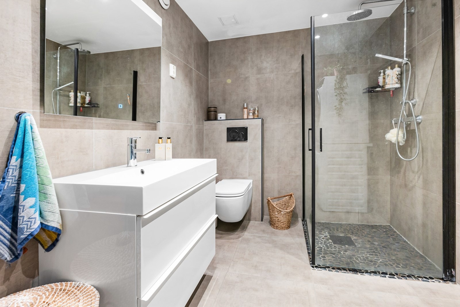 Delikat bad med dusj og moderne innredning. Galleribilde